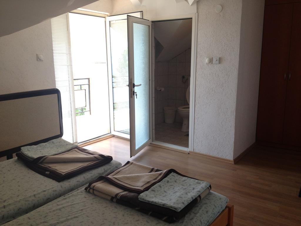 Guest House Lokoski Peštani Pokoj fotografie